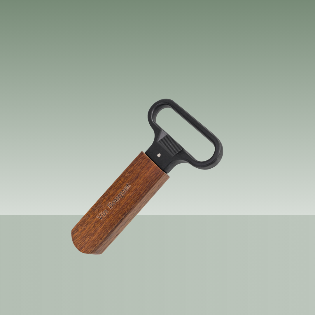 Abridor de botellas Vin Bouquet con mango de madera natural y cabezal metálico negro, diseño ergonómico para abrir chapas, presentado sobre fondo neutro.