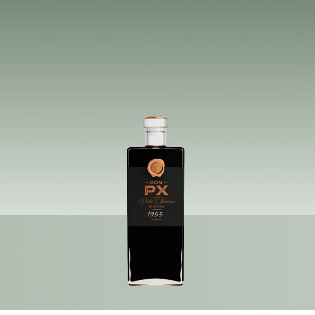 Botella de vino dulce Don PX Pedro Ximénez Selección 1955, de color oscuro intenso, con botella rectangular, etiqueta negra elegante y tapón de vidrio, presentada sobre fondo neutro verde suave.