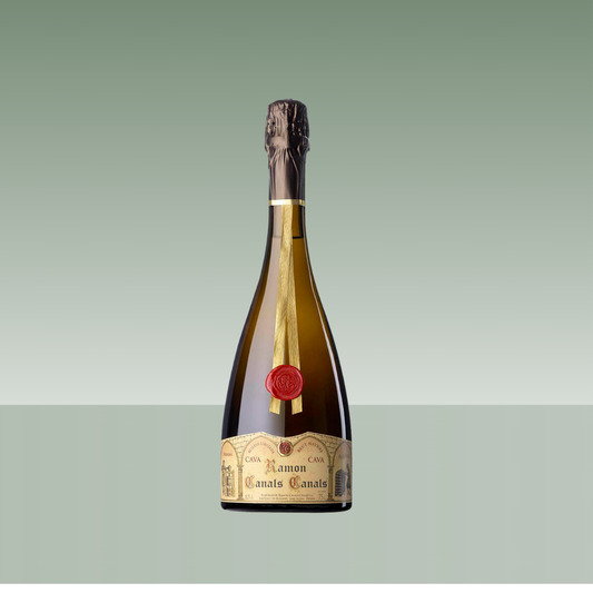 Botella de cava Ramón Canals Canals, con cápsula negra, cinta dorada y sello de lacre rojo, etiqueta clásica en tonos crema, presentada sobre fondo neutro verde suave.