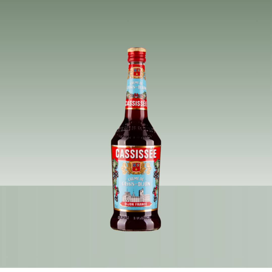 Botella de licor Cassissee Crème de Cassis de Dijon, de color rojo oscuro, con etiqueta clásica ilustrada y tapón rojo, presentada sobre fondo neutro verde suave.