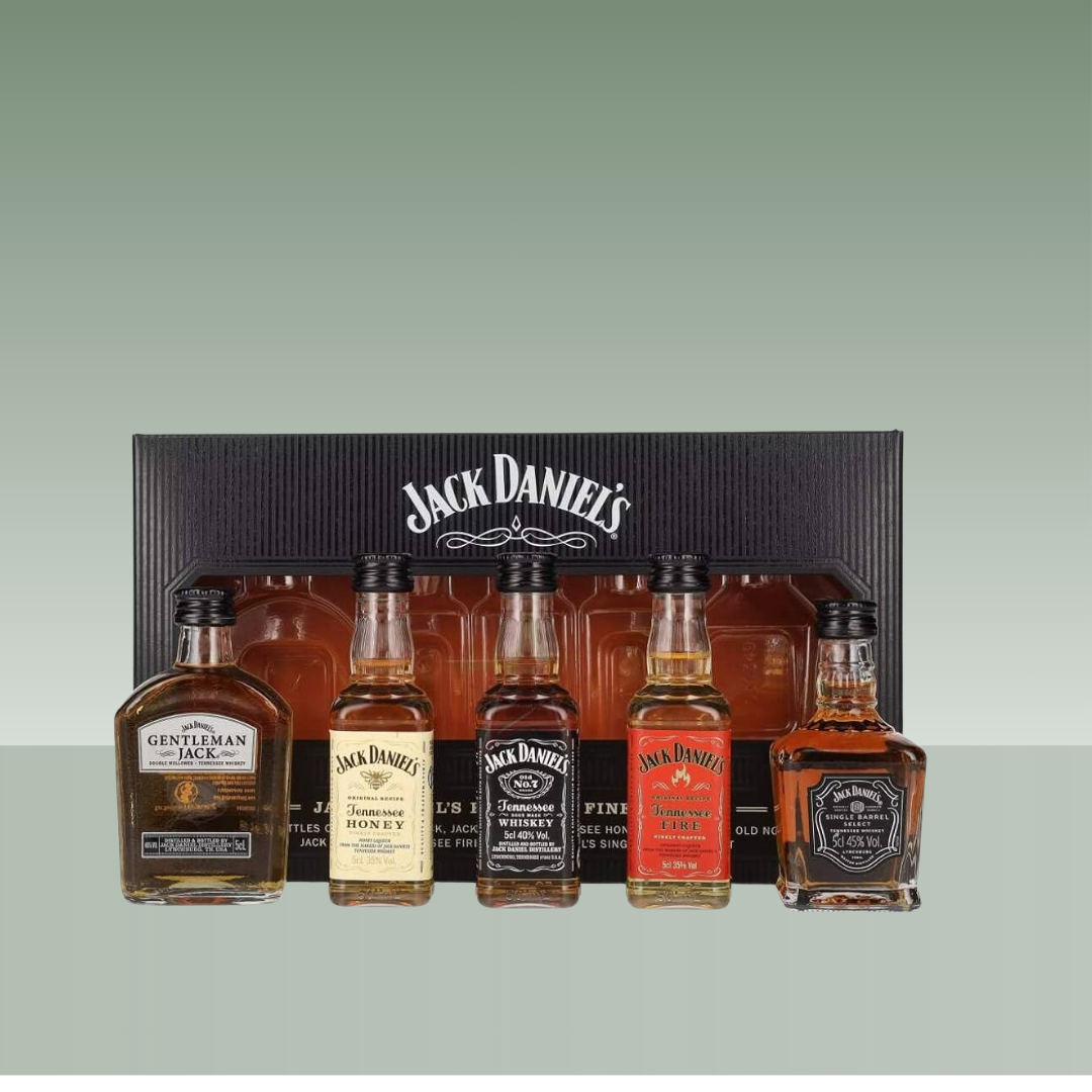 Estuche regalo Jack Daniel’s con selección de botellines miniatura, incluyendo Gentleman Jack, Honey, Old No.7, Fire y Single Barrel, presentado en caja negra con fondo ámbar.