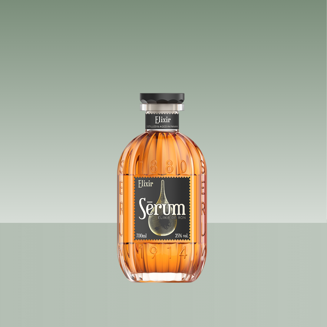 Botella de Elixir Sérum, elixir de ron, de vidrio acanalado con licor ámbar, tapón oscuro y etiqueta negra frontal.