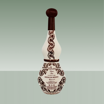 Botella de tequila de cerámica artesanal pintada a mano en tonos crema y marrón, con motivos florales y de agave, cuello alargado y tapón cerámico oscuro.