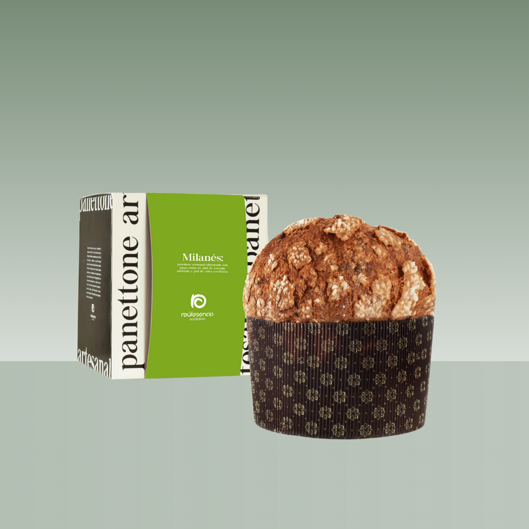 Panettone artesanal tipo milanés, con superficie dorada y crujiente, presentado en cápsula de papel decorada, acompañado de su caja rectangular con diseño en blanco, negro y verde.