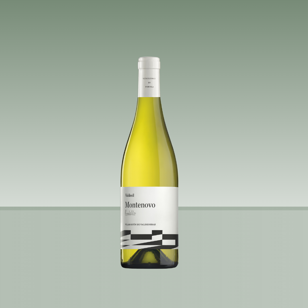 Botella de vino blanco Valdesil Montenovo Godello, con vidrio verde claro, cápsula blanca y etiqueta blanca minimalista con diseño geométrico en negro y gris.