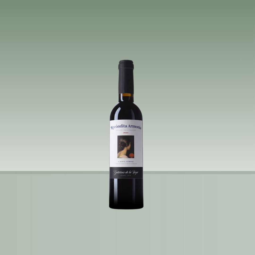 Botella de vino tinto Recóndita Armonía, vidrio oscuro con cápsula negra y etiqueta clara. En el centro destaca una ilustración clásica de estilo pictórico, con tipografía elegante y franja inferior oscura que remata la etiqueta.