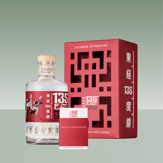 botella de ginebra japonesa 135 East Hyogo Dry Gin junto a su estuche artesanal rojo y un set de blotters para apreciar sus aromas botánicos