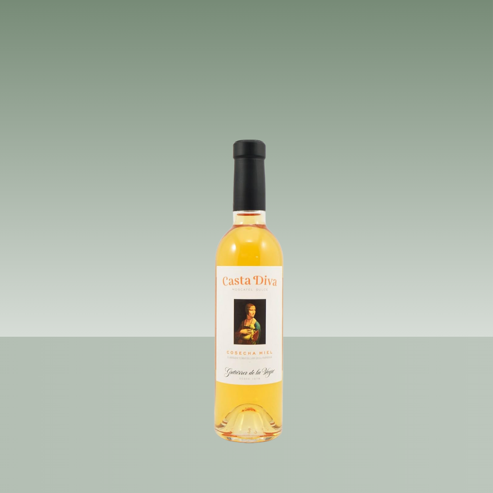 Botella de vino dulce Casta Diva Cosecha Miel, moscatel de color dorado, con etiqueta ilustrada y cápsula negra.