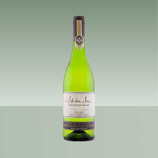 Botella de vino blanco Springfield Estate Life from Stone Sauvignon Blanc, con etiqueta elegante y botella verde, originario de Sudáfrica.