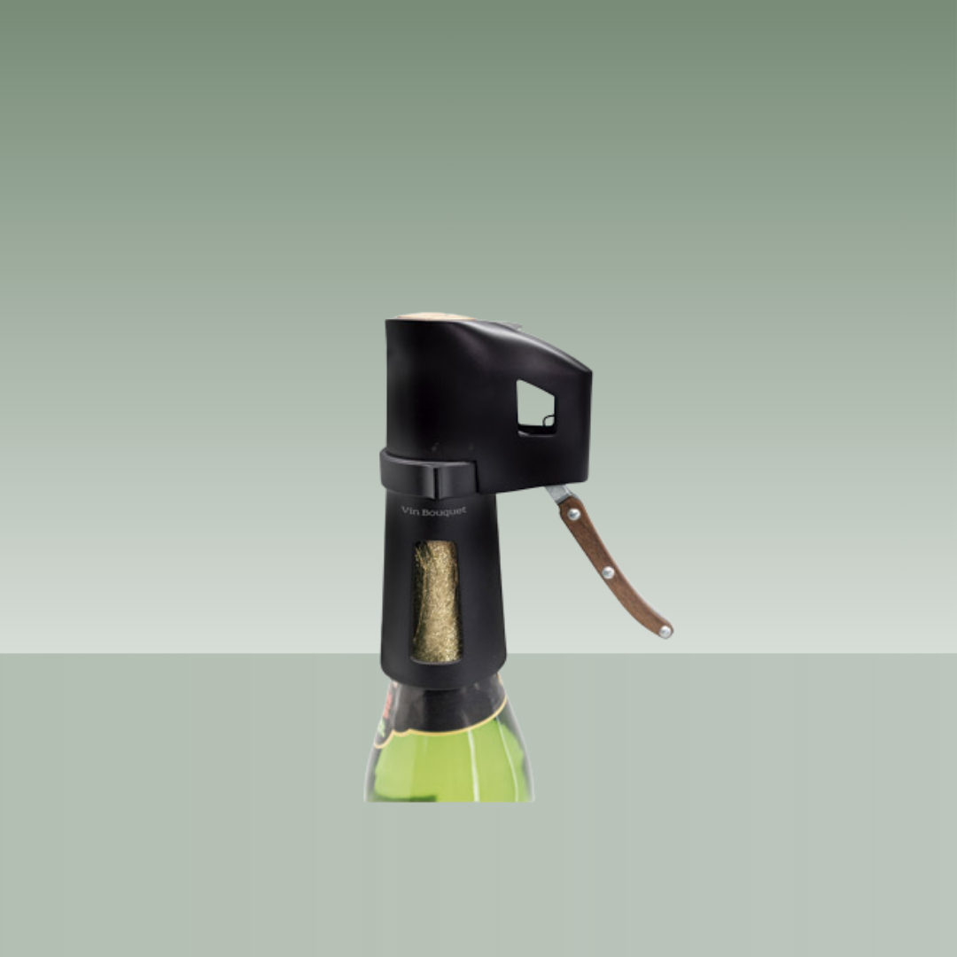 Sacacorchos eléctrico Vin Bouquet para botellas de cava y champagne, con cuerpo negro, ventana transparente y palanca lateral metálica, colocado sobre una botella espumosa y presentado sobre fondo neutro.