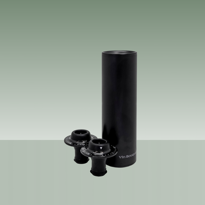 Set de tapones de vacío para vino Vin Bouquet, con bomba cilíndrica negra y dos tapones reutilizables, diseñado para conservar el vino una vez abierta la botella, sobre fondo neutro.