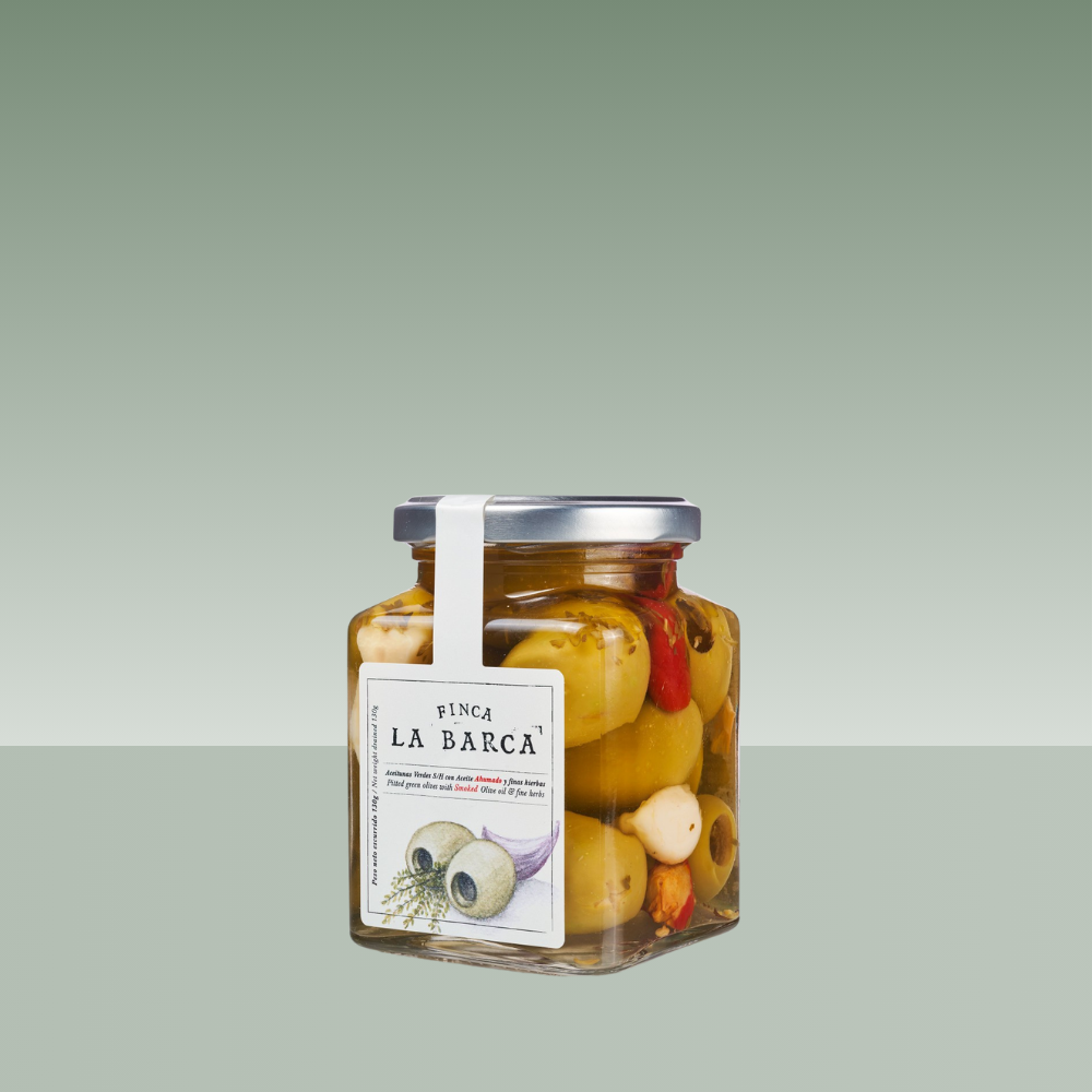 FINCA LA BARCA - OLIJVEN IN GEROOKTE OLIJFOLIE EN FIJNE KRUIDEN 130G