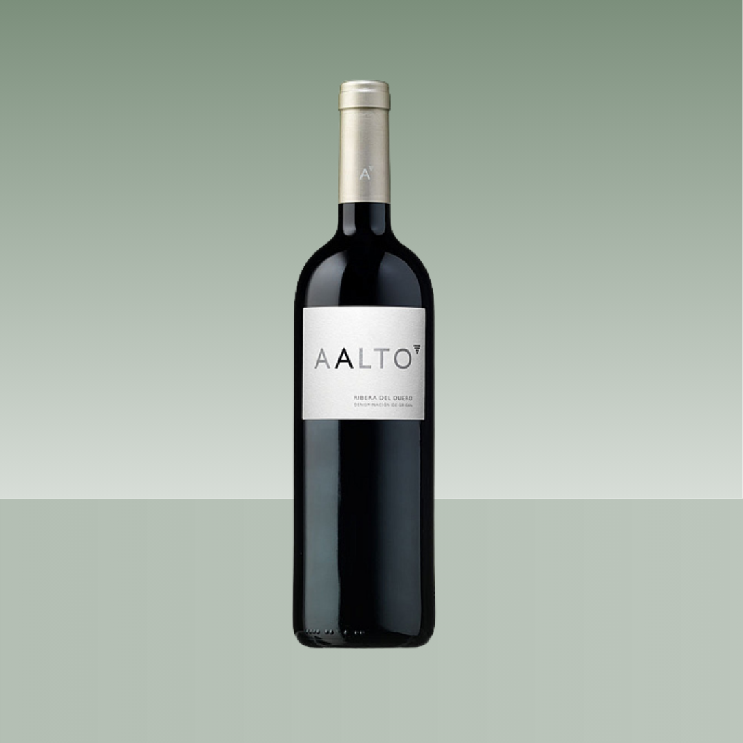 Botella de vino tinto AALTO 2023 de la D.O. Ribera del Duero, con etiqueta plateada minimalista y cápsula del mismo tono, sobre fondo verde claro.