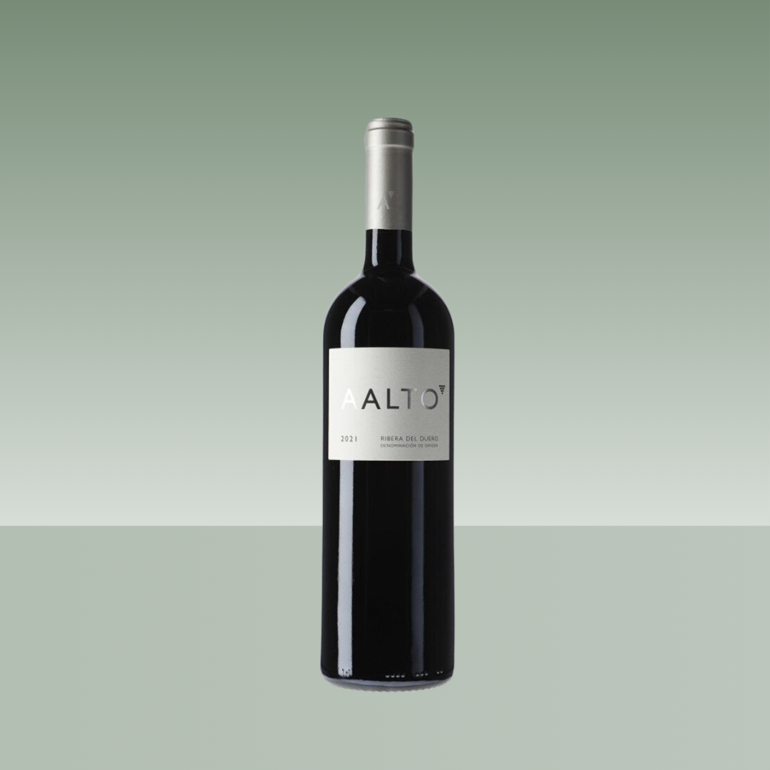 Botella de vino tinto AALTO 2023, Ribera del Duero, con botella oscura, cápsula plateada y etiqueta minimalista en tonos grises, presentada sobre fondo neutro verde suave.