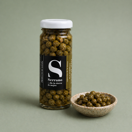Tarro de alcaparras Serrano en vinagre con cuenco de alcaparras sobre fondo neutro.