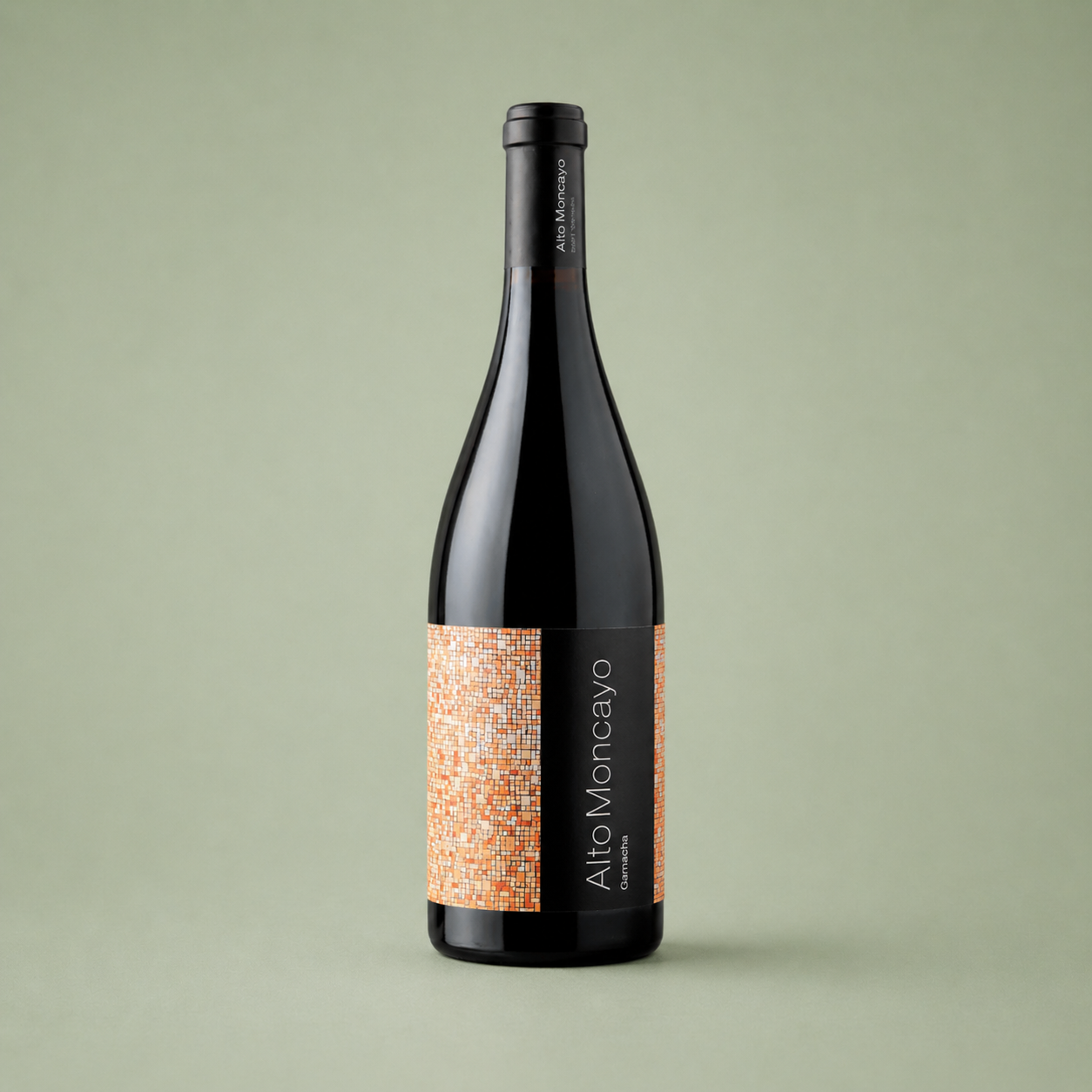 Botella de vino tinto Alto Moncayo Garnacha.