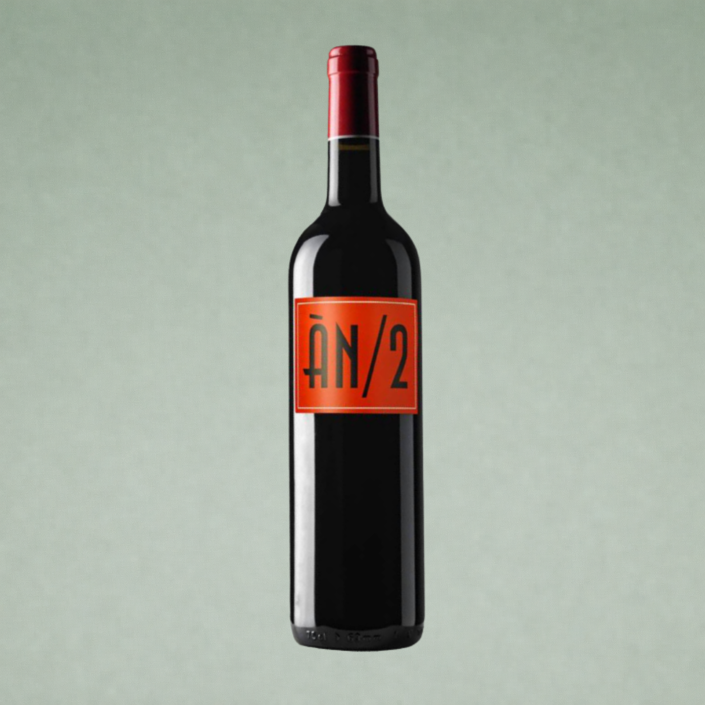 Vino tinto An 2 Mallorca botella sobre fondo verde