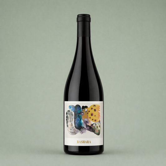 Botella de Bashara, vino tinto artesanal de jalón con etiqueta ilustrada de estilo abstracto y colorido.