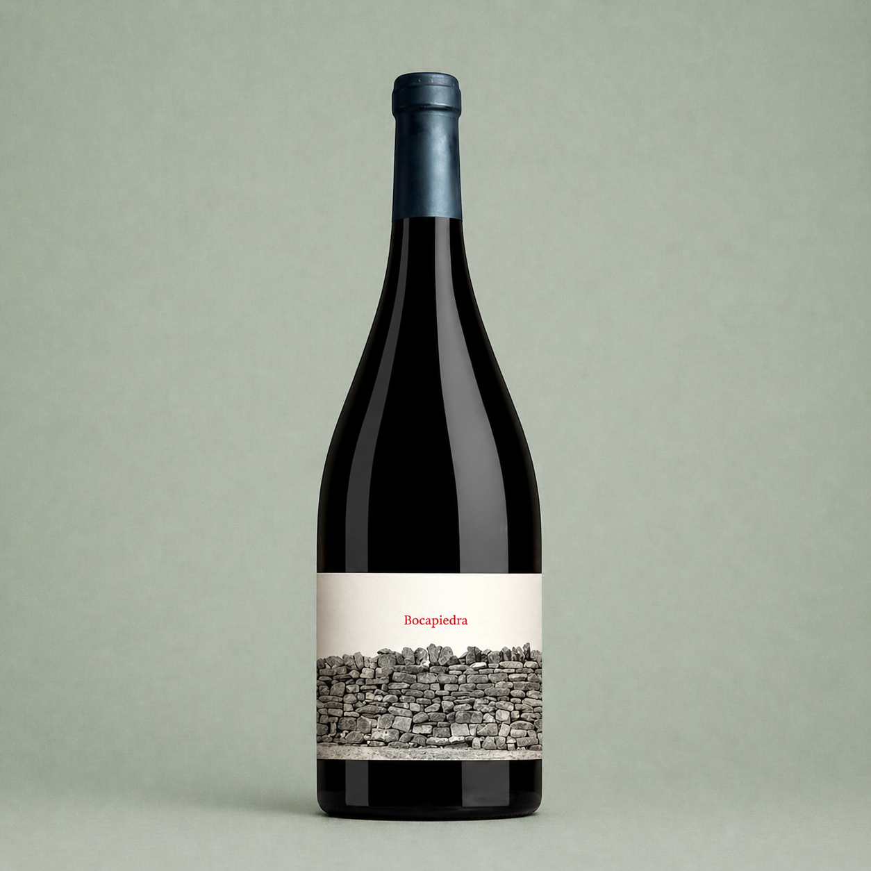 Botella de vino tinto Bocapiedra con etiqueta ilustrada de muro de piedra.