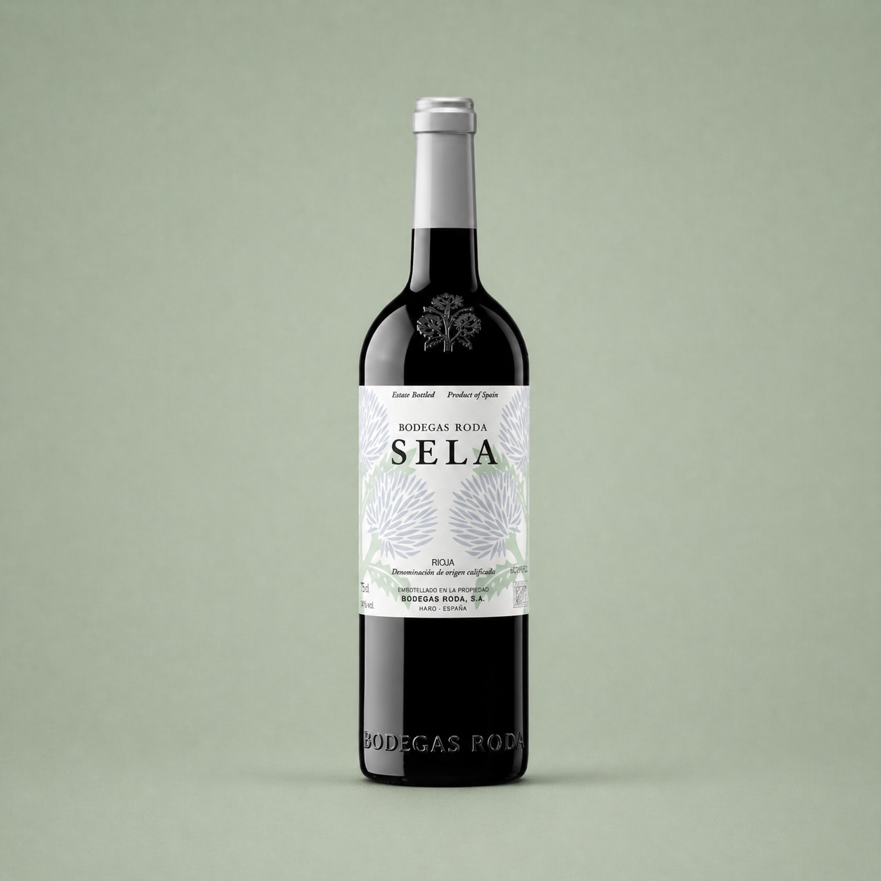 Botella de vino tinto Bodegas Roda Sela Rioja con etiqueta blanca y detalles vegetales.