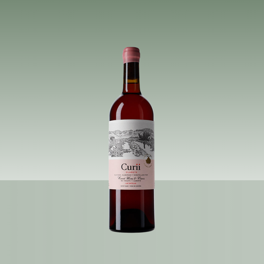 Botella de vino Curii Clarete de Curii Uvas y Vinos sobre fondo verde claro degradado, con cápsula rosa y etiqueta ilustrada en blanco y rosa.