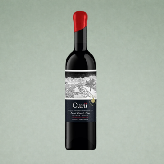 Botella de vino tinto Curii con etiqueta ilustrada de paisaje y cápsula roja.