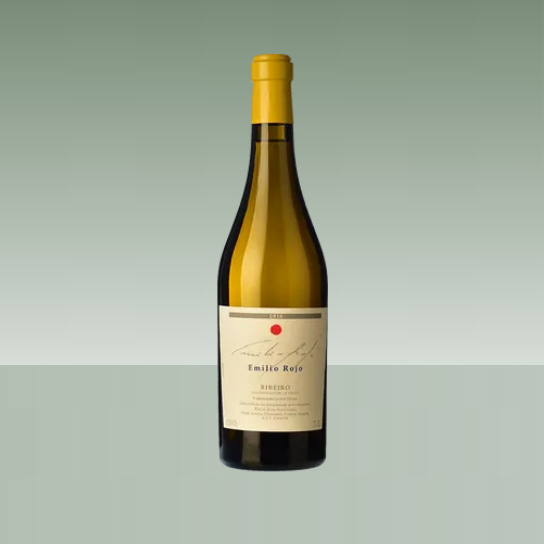 Botella de vino blanco Emilio Rojo Ribeiro con etiqueta beige y cápsula amarilla sobre fondo verde claro.