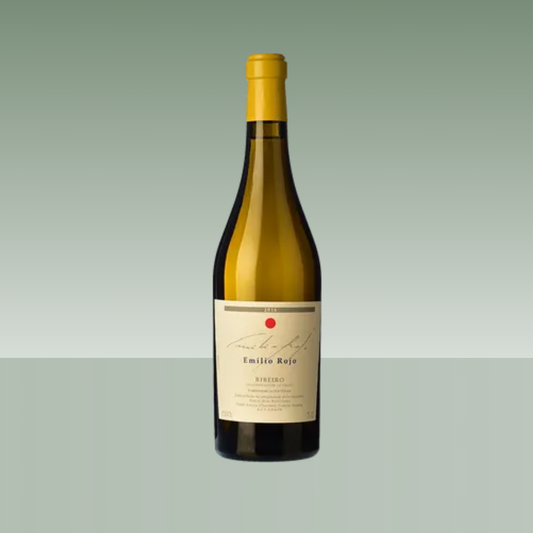 Botella de vino blanco Emilio Rojo Ribeiro con etiqueta beige y cápsula amarilla sobre fondo verde claro.