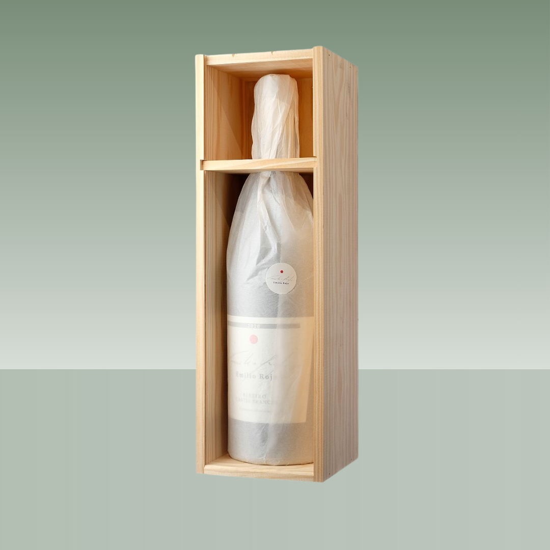 Caja de madera con botella de vino Emilio Rojo Ribeiro envuelta en papel protector blanco en su interior.