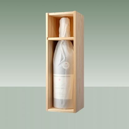 Caja de madera con botella de vino Emilio Rojo Ribeiro envuelta en papel protector blanco en su interior.
