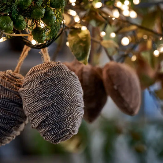 COLGANTE PIÑA TELA MARRON 10CM