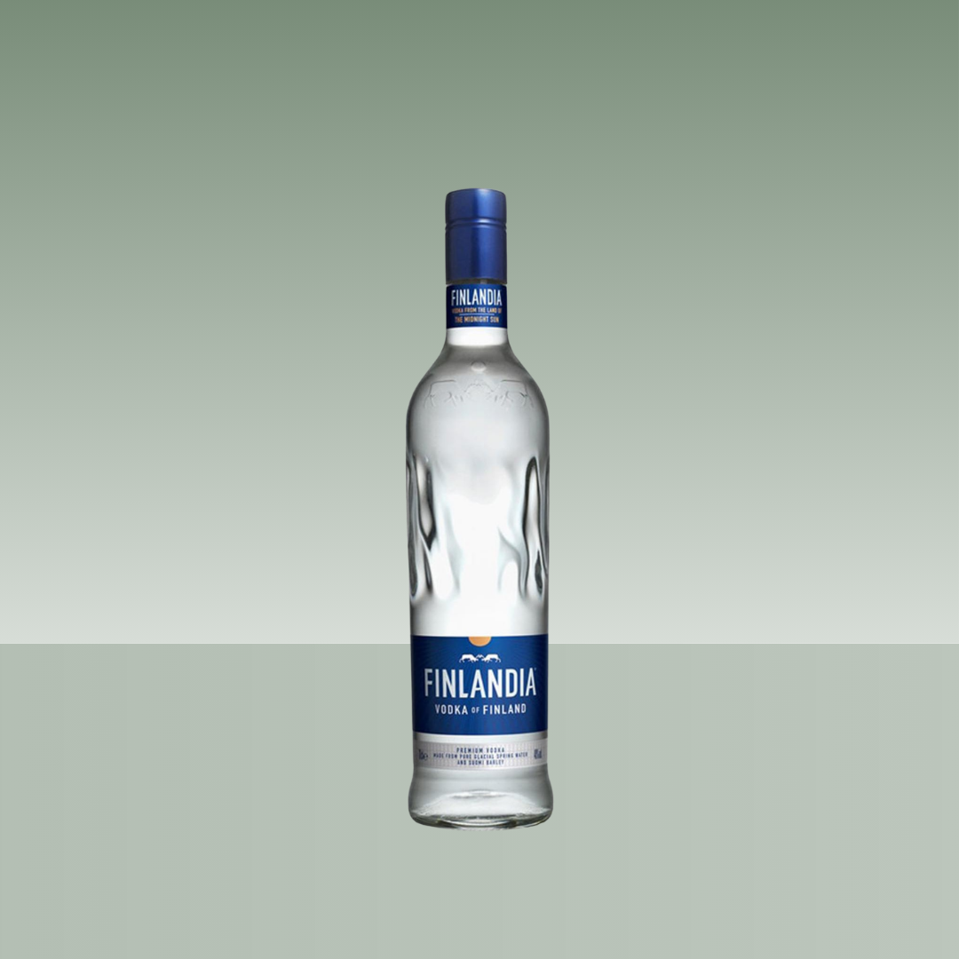 Botella de vodka Finlandia, transparente con relieve en el vidrio y etiqueta azul, sobre fondo verde claro.