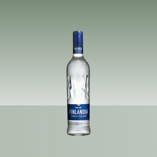 Botella de vodka Finlandia, transparente con relieve en el vidrio y etiqueta azul, sobre fondo verde claro.