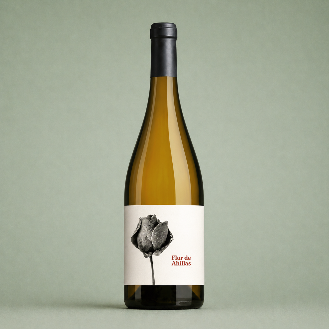 Botella de vino blanco Flor de Ahillas con etiqueta de flor en blanco y negro.
