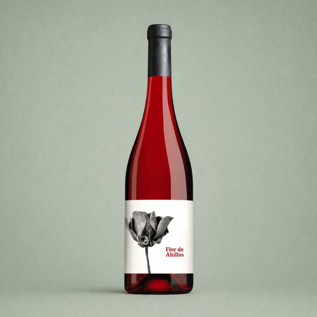 Botella de vino rosado Flor de Ahillas con etiqueta de flor en blanco y negro.