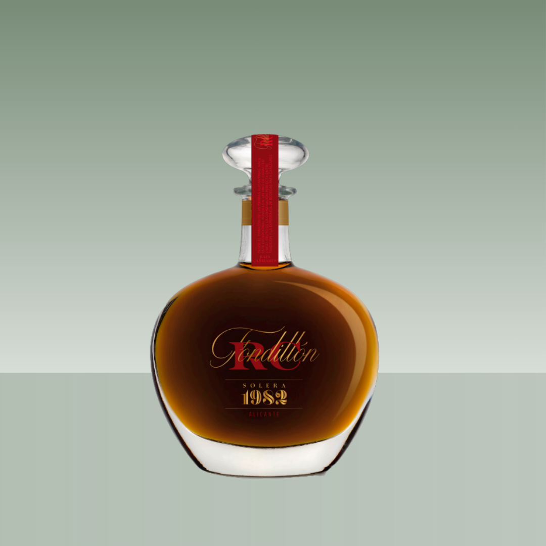 Botella de Fondillón Solera 1982 Alicante en decantador de cristal.