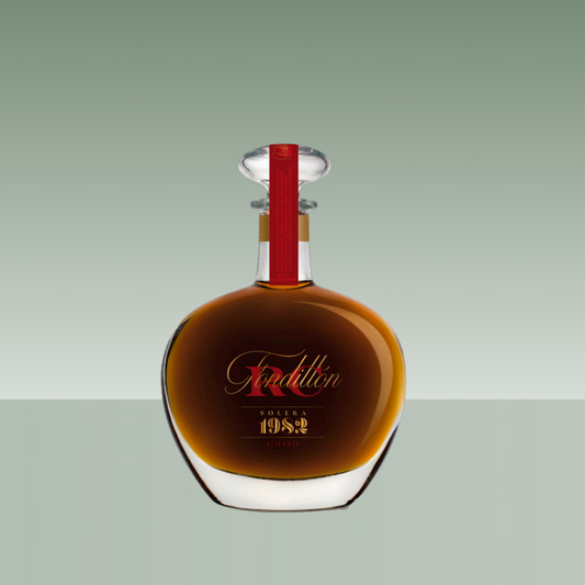 Botella de Fondillón Solera 1982 Alicante en decantador de cristal.