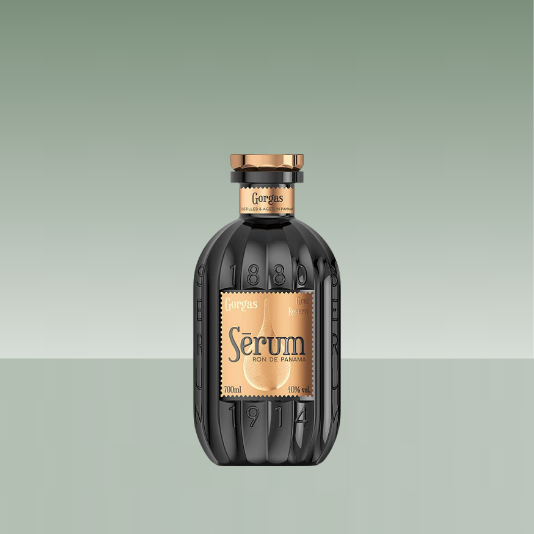 Botella de Gorgas Serum Ron de Panamá Gran Reserve 700 ml 40% vol en botella negra grabada en relieve.