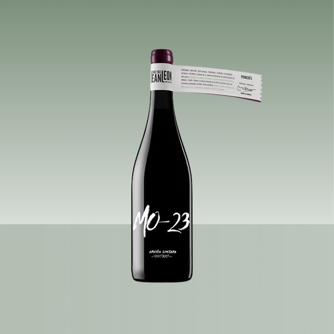 Botella de vino Jean Leon MO-23 con etiqueta negra y tipografía blanca, cápsula morada y tirilla descriptiva horizontal en el cuello.