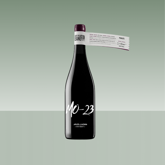 Botella de vino Jean Leon MO-23 con etiqueta negra y tipografía blanca, cápsula morada y tirilla descriptiva horizontal en el cuello.