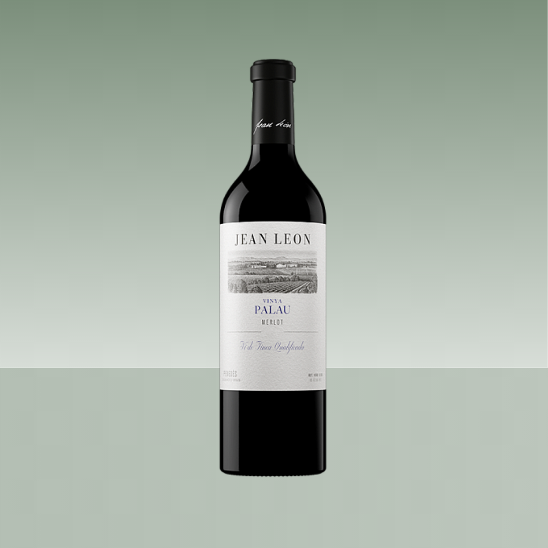 Botella de vino tinto Jean Leon Viña Palau Merlot con etiqueta blanca y cápsula negra.