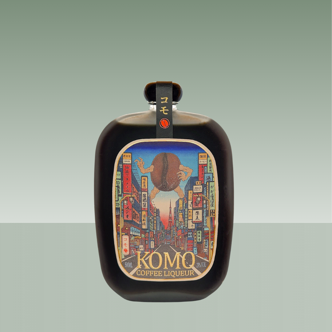Botella de Komo Coffee Liqueur 500 ml 23% vol con etiqueta ilustrada estilo japonés.