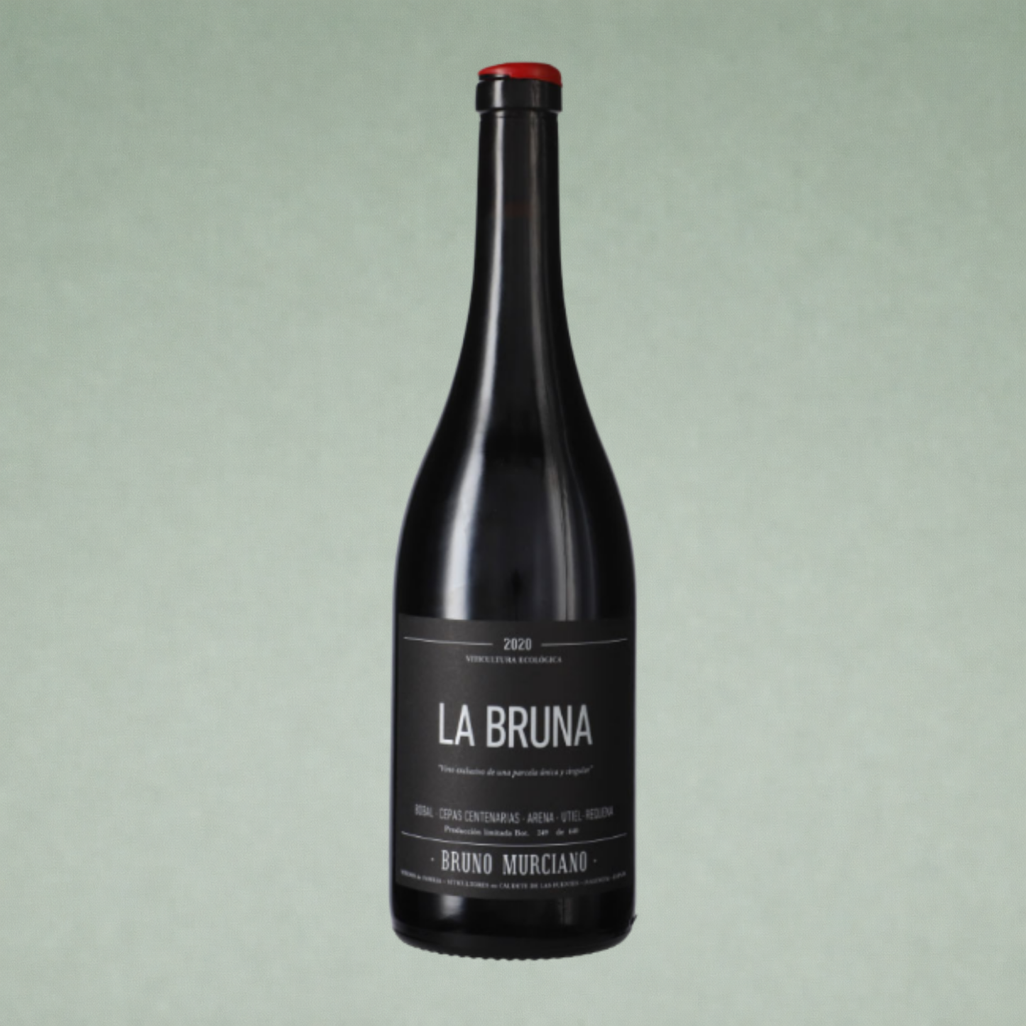 Vino tinto La Bruna 2020 Bruno Murciano botella sobre fondo verde