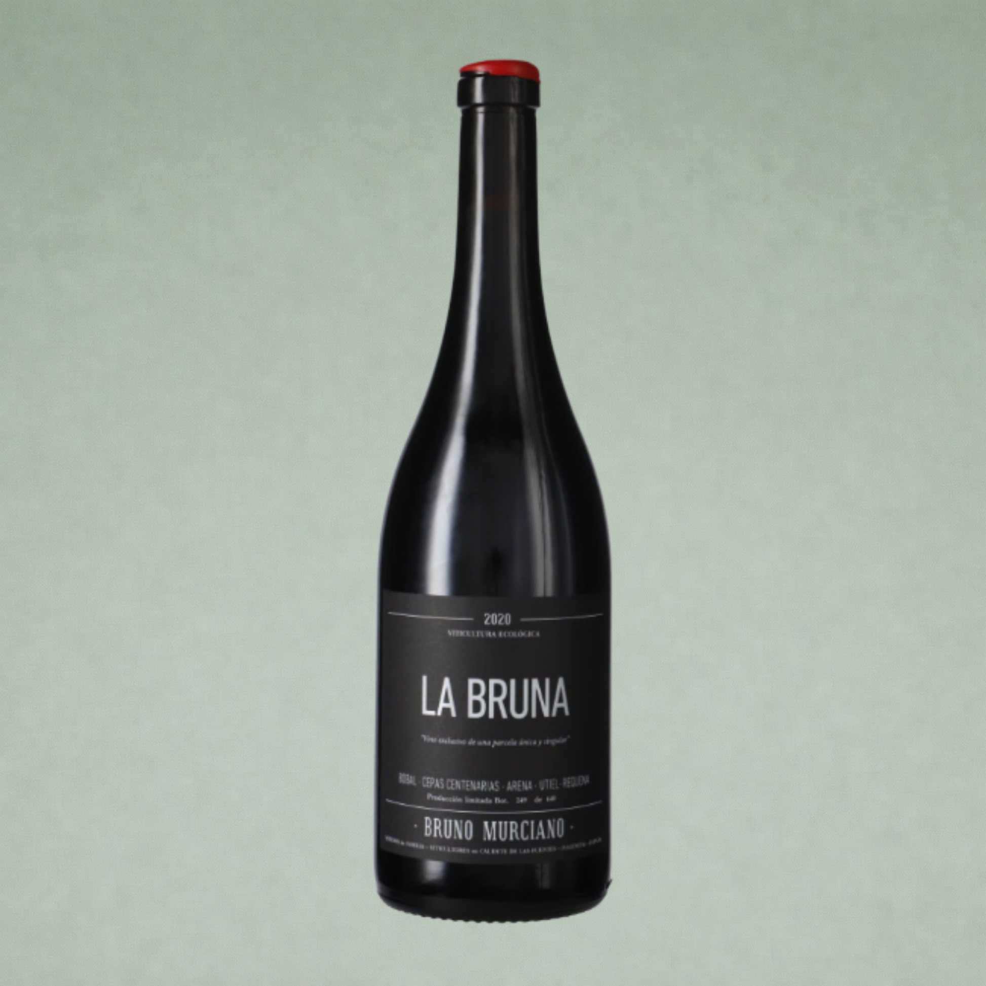 Vino tinto La Bruna 2020 Bruno Murciano botella sobre fondo verde