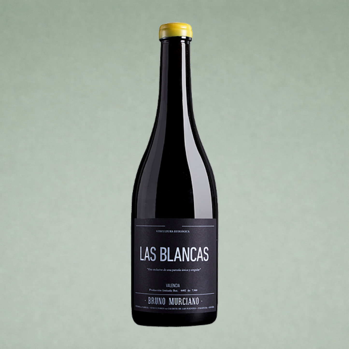 Vino blanco Las Blancas Bruno Murciano botella magnum sobre fondo verde