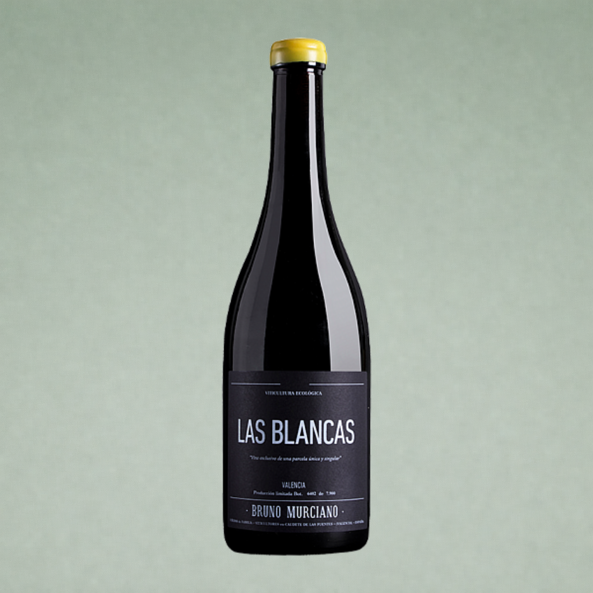 Vino blanco Las Blancas Bruno Murciano botella sobre fondo verde