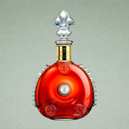 Botella de Louis XIII Rémy Martin cognac de lujo con diseño icónico en cristal tallado y tono ámbar intenso.