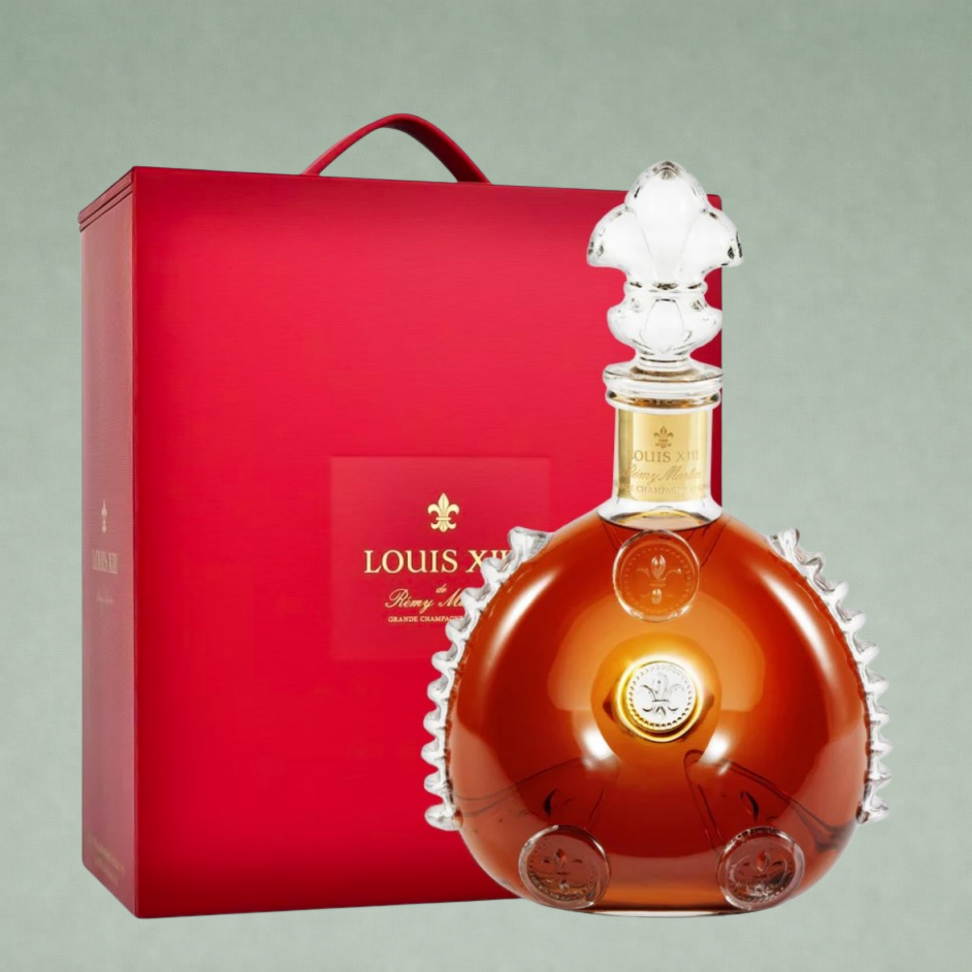 Botella de Louis XIII Rémy Martin cognac Grande Champagne con estuche rojo de lujo, presentación premium icónica.