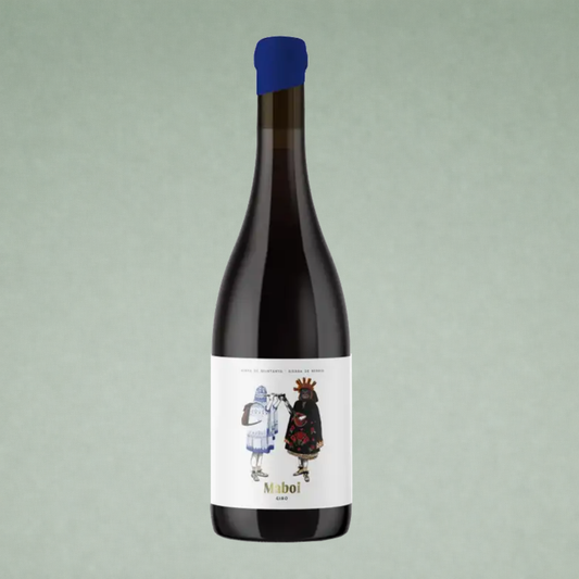 Botella de Maboi Giró, vino tinto con etiqueta ilustrada de figuras tradicionales sobre fondo blanco.