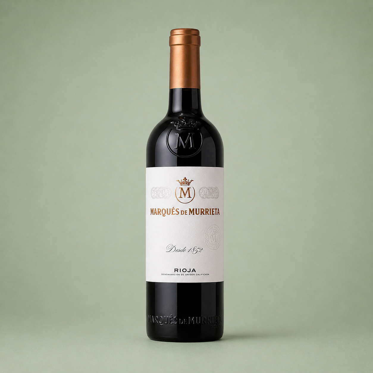 Botella de vino tinto Marqués de Murrieta Rioja con etiqueta blanca y detalles dorados.